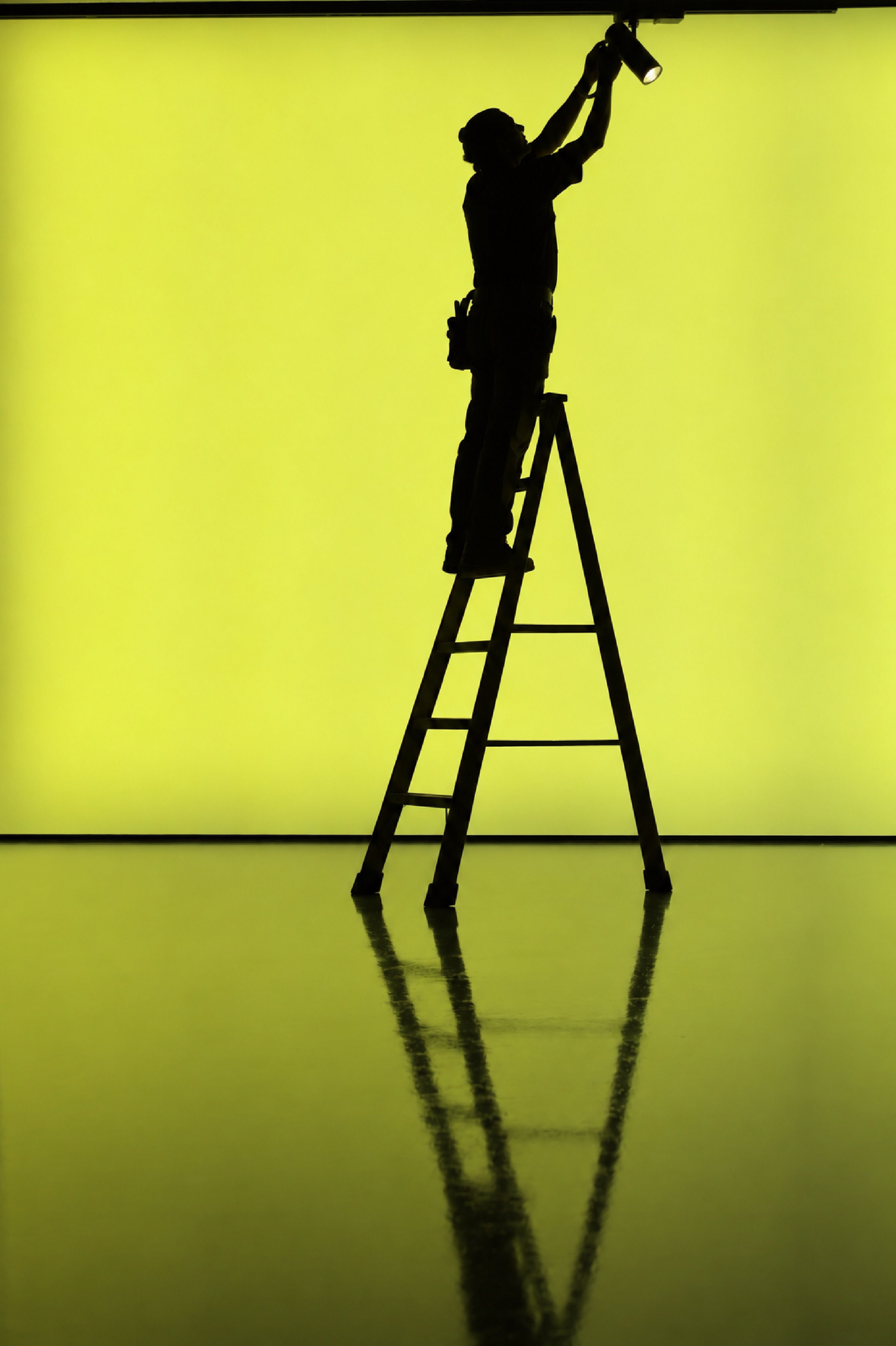 Mechanic_on_ladder-onn-lightning