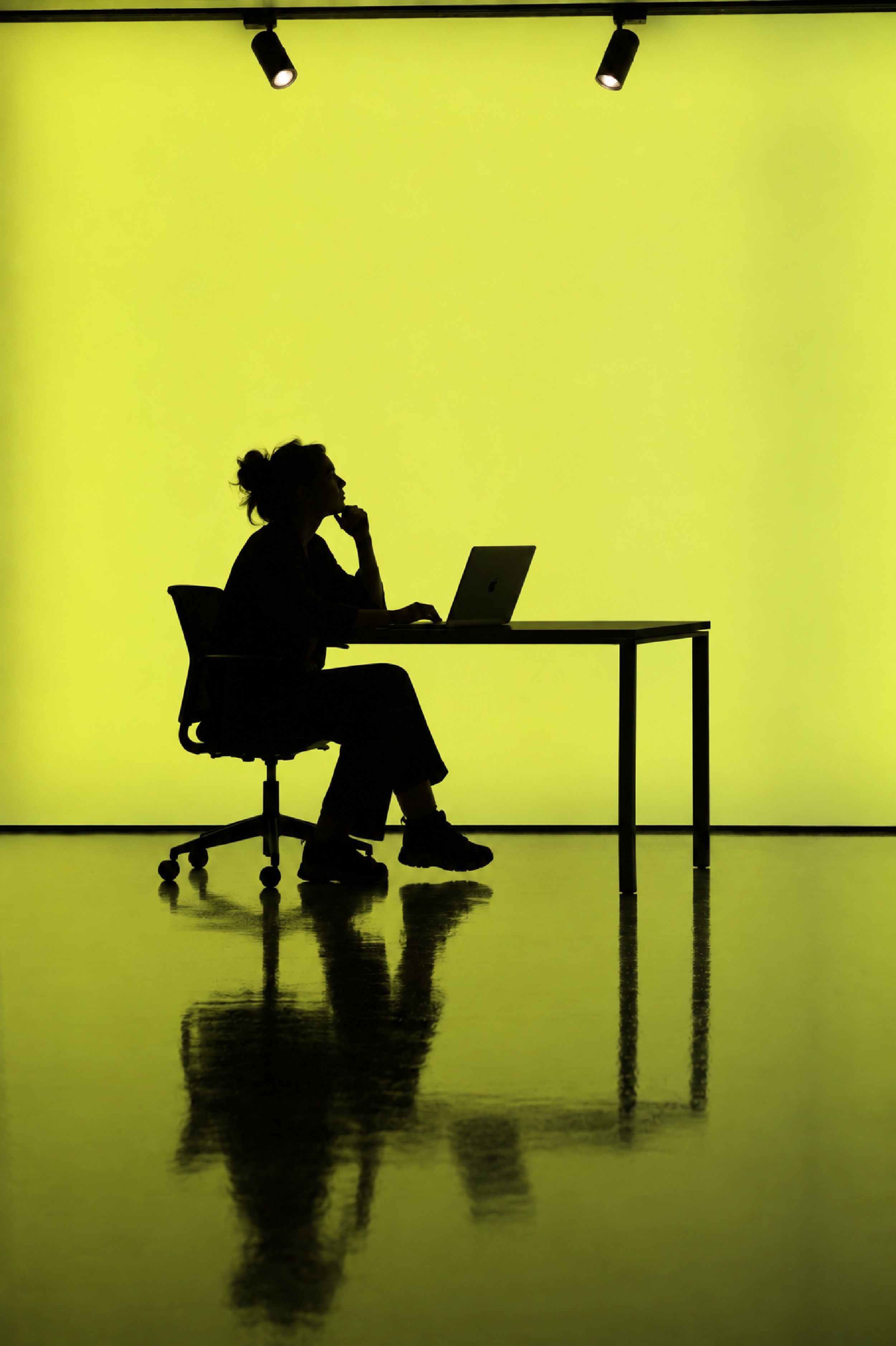 person_working_laptop-onn-lightning